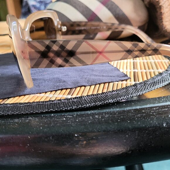 Burberry Sunglasses Tan Nova Check - Picture 4 of 11